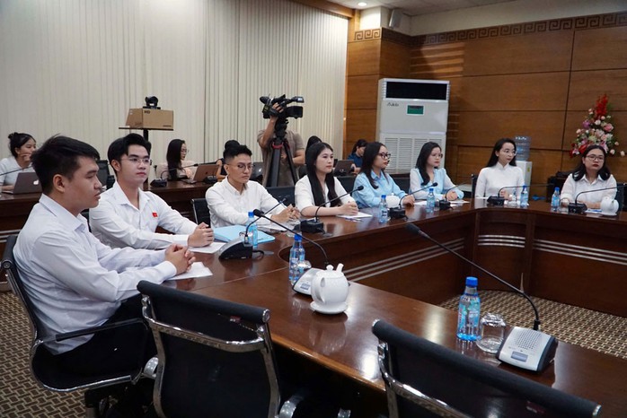 8 ứng viên tham gia thi tuyển 8 ứng viên tham gia thi tuyển