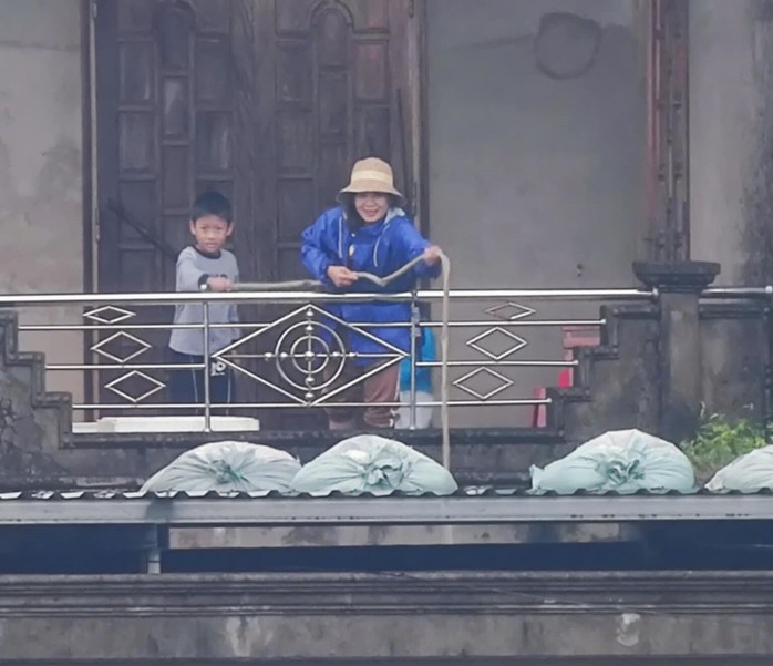 Mưa giảm nhưng nước rút chậm, người dân "rốn lũ" Lệ Thủy vẫn lo âu- Ảnh 1. Mưa giảm nhưng nước rút chậm, người dân "rốn lũ" Lệ Thủy vẫn lo âu- Ảnh 1.