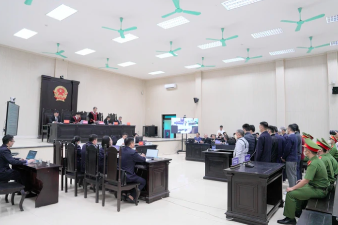Bị cáo Nguyễn Nhân Chiến nói hoa hồng không nhận, nhưng nhận quà sinh nhật, lên chức- Ảnh 1. Bị cáo Nguyễn Nhân Chiến nói hoa hồng không nhận, nhưng nhận quà sinh nhật, lên chức- Ảnh 1.