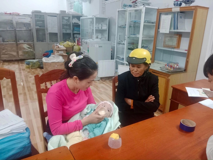 Bé gái 4 tháng tuổi bị bỏ rơi trong đêm - Ảnh 1. Bé gái 4 tháng tuổi bị bỏ rơi trong đêm - Ảnh 1.