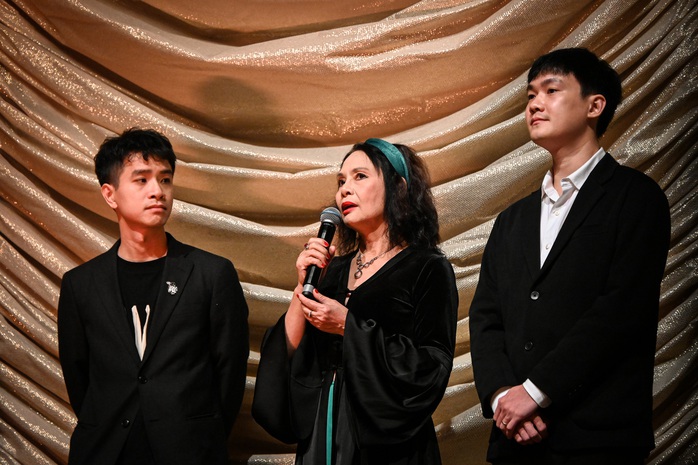 Đạo diễn Phạm Ngọc Lân, NSND Minh Châu, diễn viên Hoàng Hà tại Berlin Đạo diễn Phạm Ngọc Lân, NSND Minh Châu, diễn viên Hoàng Hà tại Berlin
