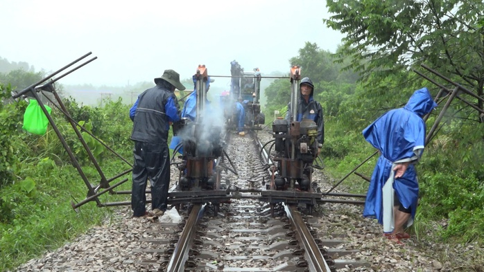Thông tuyến đường sắt bị lũ "xé" ở Quảng Trị- Ảnh 1. Thông tuyến đường sắt bị lũ "xé" ở Quảng Trị- Ảnh 1.