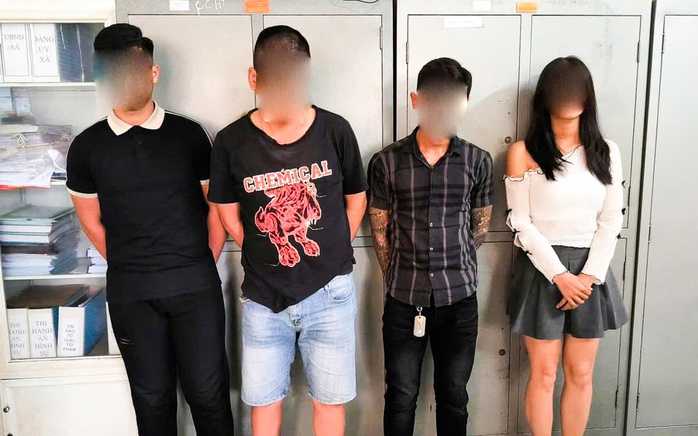 Nhóm đối tượng tạt sơn vào cửa hàng kinh doanh để ‘dằn mặt'- Ảnh 1. Nhóm đối tượng tạt sơn vào cửa hàng kinh doanh để ‘dằn mặt'- Ảnh 1.