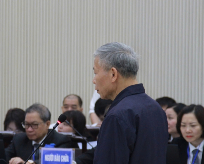 Bị cáo Nguyễn Nhân Chiến nói hoa hồng không nhận, nhưng nhận quà sinh nhật, lên chức- Ảnh 2. Bị cáo Nguyễn Nhân Chiến nói hoa hồng không nhận, nhưng nhận quà sinh nhật, lên chức- Ảnh 2.