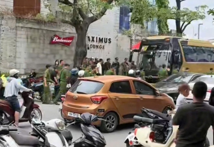 Đột kích 3 cơ sở vui chơi ở đất Cảng, tạm giữ hình sự 14 người- Ảnh 1. Đột kích 3 cơ sở vui chơi ở đất Cảng, tạm giữ hình sự 14 người- Ảnh 1.