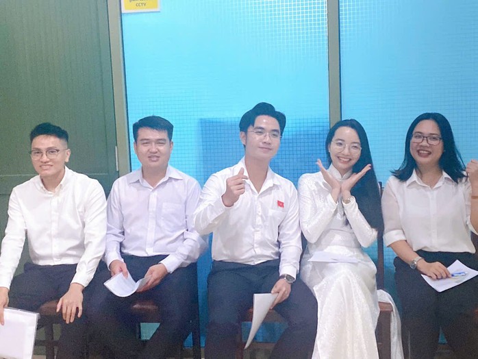 Nguyễn Đinh Thu Hiền (áo dài) tin tưởng TP HCM chọn được người trẻ giỏi, nhiệt huyết Nguyễn Đinh Thu Hiền (áo dài) tin tưởng TP HCM chọn được người trẻ giỏi, nhiệt huyết