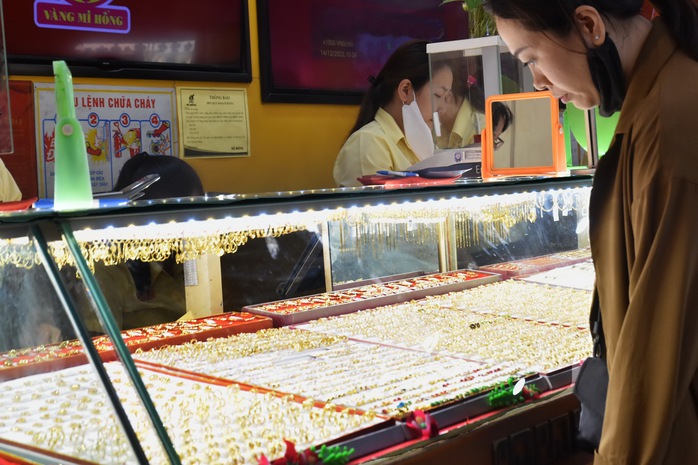 Giá thế giới chạm đỉnh, vàng miếng SJC, vàng nhẫn 99,99 cao ngất ngưởng- Ảnh 1. Giá thế giới chạm đỉnh, vàng miếng SJC, vàng nhẫn 99,99 cao ngất ngưởng- Ảnh 1.