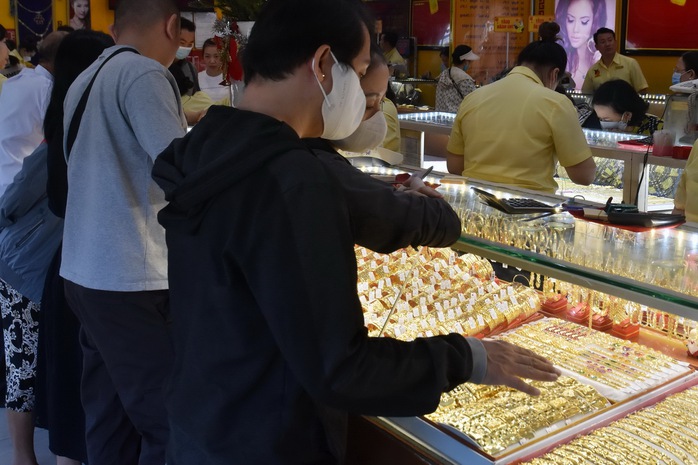 Giá vàng hôm nay, 30-10: Lao lên kỷ lục mới- Ảnh 1. Giá vàng hôm nay, 30-10: Lao lên kỷ lục mới- Ảnh 1.
