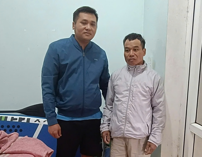 Giây phút giải cứu người đàn ông bám trụ điện giữa dòng nước lũ cuồn cuộn- Ảnh 2. Giây phút giải cứu người đàn ông bám trụ điện giữa dòng nước lũ cuồn cuộn- Ảnh 2.