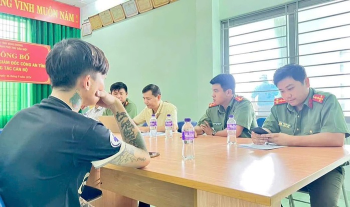 Nam thanh niên tung tin học sinh lớp 3 đâm chết bạn chung trường ở Bình Dương- Ảnh 1. Nam thanh niên tung tin học sinh lớp 3 đâm chết bạn chung trường ở Bình Dương- Ảnh 1.