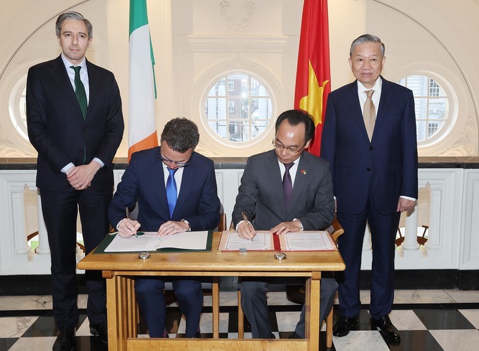 Tổng Bí thư, Chủ tịch nước Tô Lâm và Thủ tướng Ireland Simon Harris chứng kiến Lễ ký Thỏa thuận hợp tác chiến lược về giáo dục đại học giữa Bộ Giáo dục và Đào tạo Việt Nam với Bộ Giáo dục đại học, nghiên cứu, đổi mới và khoa học Ireland Ảnh: TTXVN Tổng Bí thư, Chủ tịch nước Tô Lâm và Thủ tướng Ireland Simon Harris chứng kiến Lễ ký Thỏa thuận hợp tác chiến lược về giáo dục đại học giữa Bộ Giáo dục và Đào tạo Việt Nam với Bộ Giáo dục đại học, nghiên cứu, đổi mới và khoa học Ireland Ảnh: TTXVN