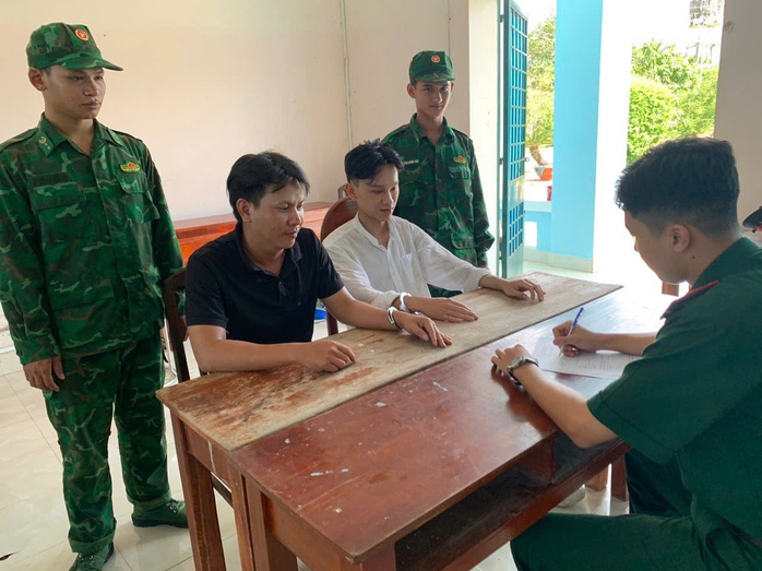 Bắt 2 đối tượng có ý định vượt biên trái phép- Ảnh 1. Bắt 2 đối tượng có ý định vượt biên trái phép- Ảnh 1.