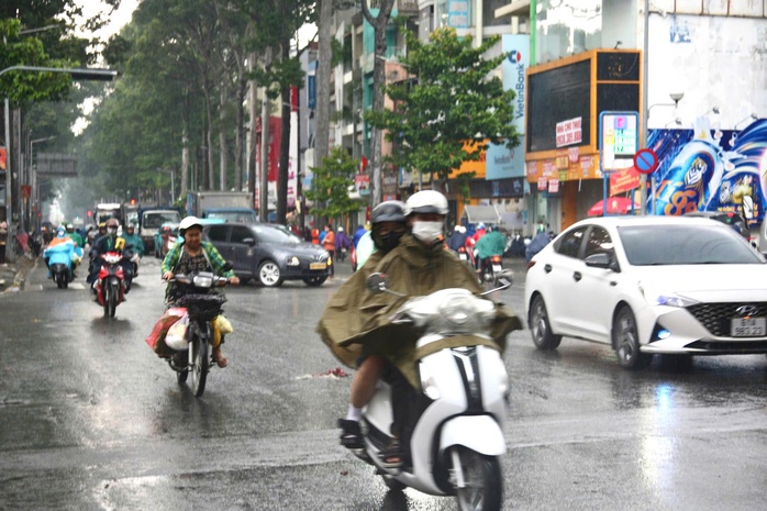 Chiều nay, khả năng TP HCM và Nam Bộ có mưa to- Ảnh 1. Chiều nay, khả năng TP HCM và Nam Bộ có mưa to- Ảnh 1.