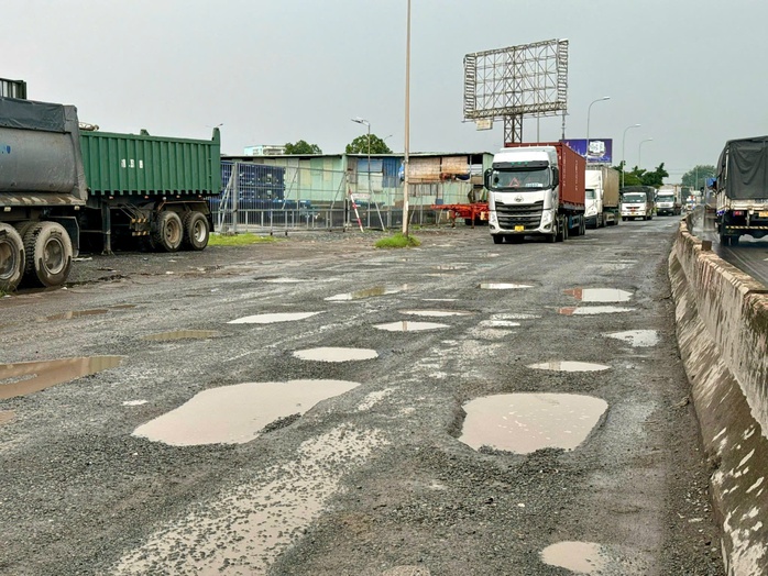 Sớm sửa Quốc lộ 51 qua Đồng Nai, Bà Rịa-Vũng Tàu lồi lõm, "ổ voi, ổ gà"- Ảnh 6. Sớm sửa Quốc lộ 51 qua Đồng Nai, Bà Rịa-Vũng Tàu lồi lõm, "ổ voi, ổ gà"- Ảnh 6.