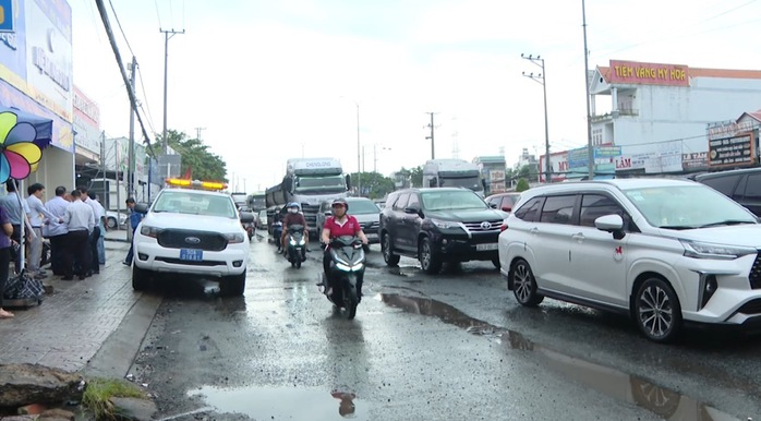 Sớm sửa Quốc lộ 51 qua Đồng Nai, Bà Rịa-Vũng Tàu lồi lõm, "ổ voi, ổ gà"- Ảnh 7. Sớm sửa Quốc lộ 51 qua Đồng Nai, Bà Rịa-Vũng Tàu lồi lõm, "ổ voi, ổ gà"- Ảnh 7.