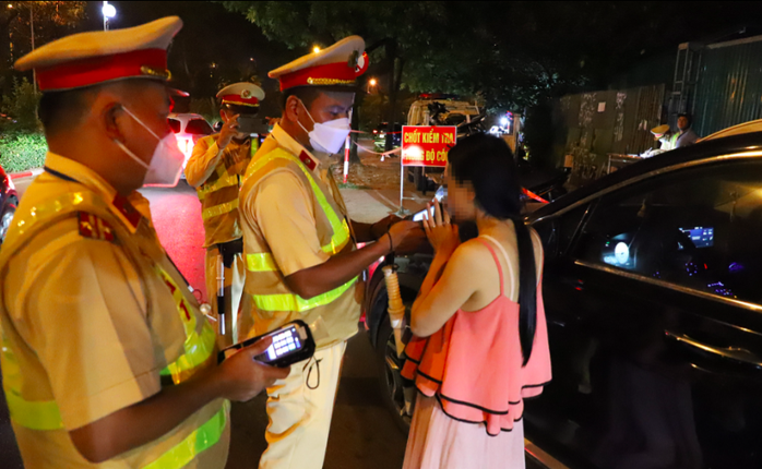 Bộ Công an bỏ đề xuất giảm tiền phạt người vi phạm nồng độ cồn mức tối thiểu- Ảnh 1. Bộ Công an bỏ đề xuất giảm tiền phạt người vi phạm nồng độ cồn mức tối thiểu- Ảnh 1.