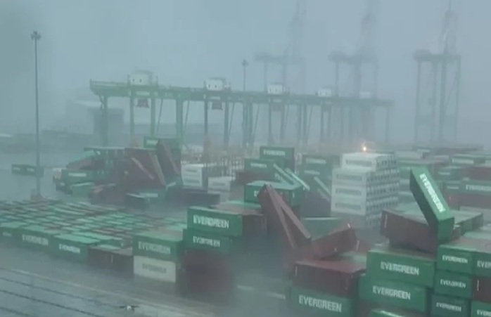 Container bị gió mạnh thổi bay. Ảnh: UDN Container bị gió mạnh thổi bay. Ảnh: UDN