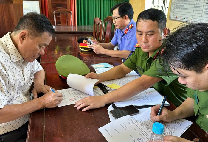 Công an thông tin vụ bắt 4 đăng kiểm viên tàu cá ở Thừa Thiên - Huế- Ảnh 1. Công an thông tin vụ bắt 4 đăng kiểm viên tàu cá ở Thừa Thiên - Huế- Ảnh 1.