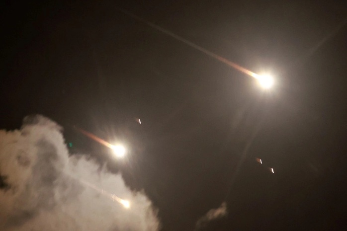 Iran tập kích Israel bằng hàng trăm tên lửa vào ngày 1-10. Ảnh: Reuters Iran tập kích Israel bằng hàng trăm tên lửa vào ngày 1-10. Ảnh: Reuters