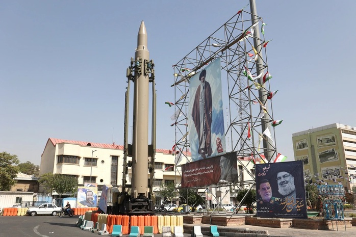 Một hệ thống tên lửa của Iran được trưng bày cạnh biểu ngữ có hình ảnh lãnh tụ tối cao Iran Ayatollah Ali Khamenei và thủ lĩnh Hezbollah Hassan Nasrallah trên đường phố ở Tehran ngày 2-10. Ảnh: Reuters Một hệ thống tên lửa của Iran được trưng bày cạnh biểu ngữ có hình ảnh lãnh tụ tối cao Iran Ayatollah Ali Khamenei và thủ lĩnh Hezbollah Hassan Nasrallah trên đường phố ở Tehran ngày 2-10. Ảnh: Reuters