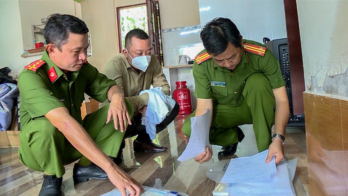 CLIP: Bắt tạm giam 4 đối tượng đưa hối lộ gần 2 tỉ đồng- Ảnh 2.