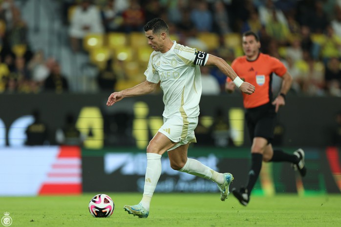 Ronaldo hỏng phạt đền, sút bay điện thoại người hâm mộ- Ảnh 1. Ronaldo hỏng phạt đền, sút bay điện thoại người hâm mộ- Ảnh 1.