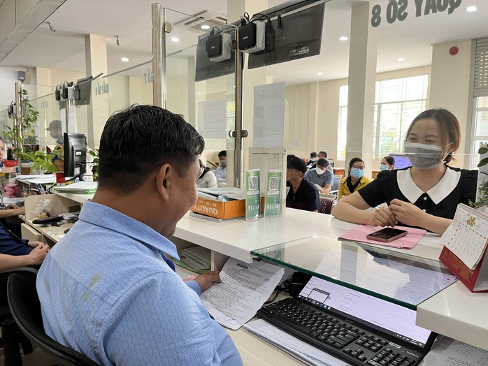 Người dân làm hồ sơ tại bộ phận một cửa Văn phòng UBND quận Bình Tân, TP HCMẢnh: BẢO NGỌC Người dân làm hồ sơ tại bộ phận một cửa Văn phòng UBND quận Bình Tân, TP HCMẢnh: BẢO NGỌC