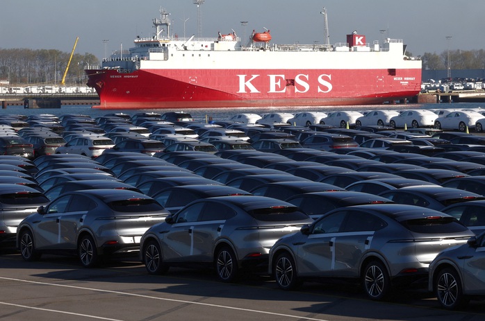 Xe điện do Trung Quốc sản xuất đậu tại cảng Zeebrugge (Bỉ) hôm 24-10 Ảnh: REUTERS Xe điện do Trung Quốc sản xuất đậu tại cảng Zeebrugge (Bỉ) hôm 24-10 Ảnh: REUTERS