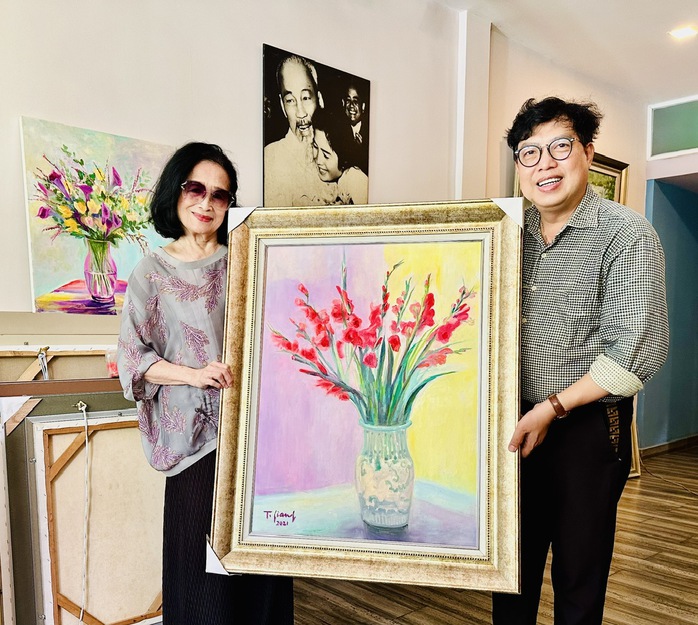 NSND Trà Giang tặng tranh đồng hành cùng "Mai Vàng tri ân"- Ảnh 2. NSND Trà Giang tặng tranh đồng hành cùng "Mai Vàng tri ân"- Ảnh 2.