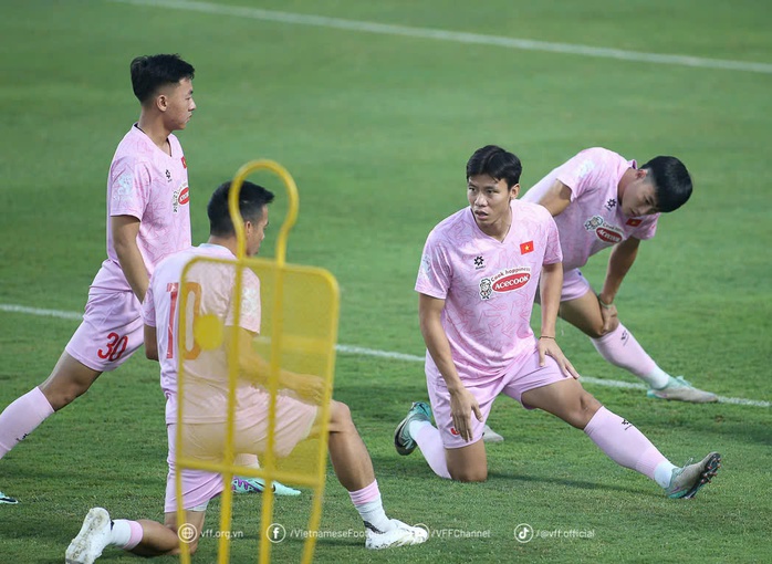 HLV Kim Sang-sik tự tin với ASEAN Cup 2024- Ảnh 1. HLV Kim Sang-sik tự tin với ASEAN Cup 2024- Ảnh 1.
