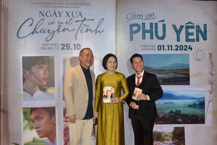 Ê-kíp phim cùng bà Nguyễn Thị Hồng Thái - Giám đốc Sở VHTTDL tỉnh Phú Yên Ê-kíp phim cùng bà Nguyễn Thị Hồng Thái - Giám đốc Sở VHTTDL tỉnh Phú Yên