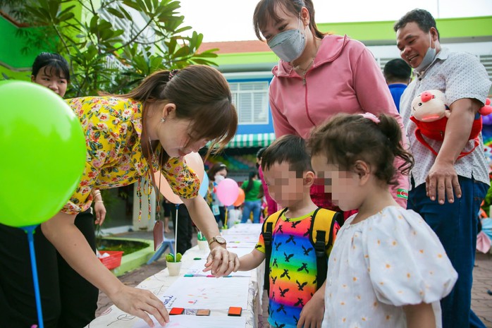 Giáo viên mầm non: Ngoài 40 làm sao nhảy múa?- Ảnh 1. Giáo viên mầm non: Ngoài 40 làm sao nhảy múa?- Ảnh 1.