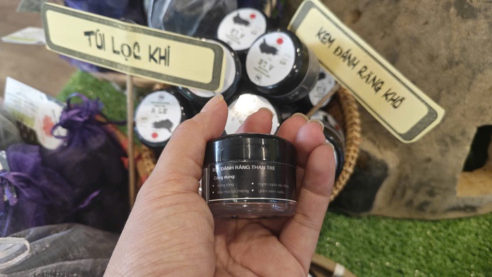 Độc lạ kem đánh răng khô từ bột than tre le- Ảnh 1. Độc lạ kem đánh răng khô từ bột than tre le- Ảnh 1.