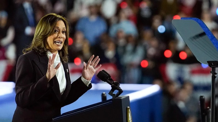 Đứng tại "vị trí cũ" của ông Trump, bà Harris đưa ra cảnh báo mới- Ảnh 1. Đứng tại "vị trí cũ" của ông Trump, bà Harris đưa ra cảnh báo mới- Ảnh 1.