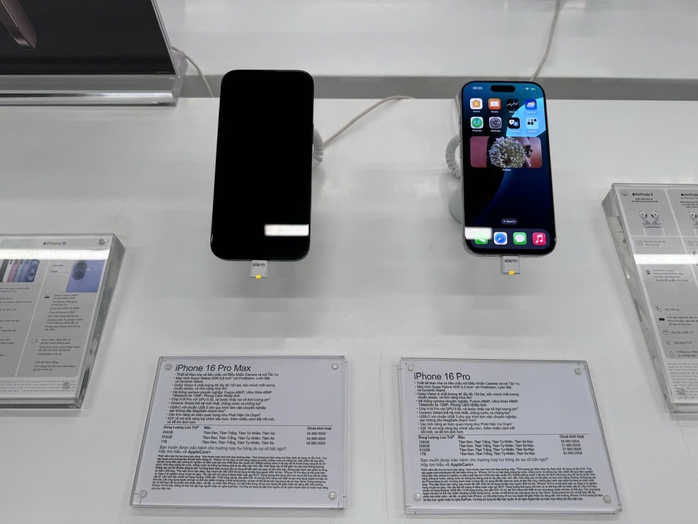Người dân mê iPhone 16, các nhà bán lẻ kiếm bộn tiền- Ảnh 1. Người dân mê iPhone 16, các nhà bán lẻ kiếm bộn tiền- Ảnh 1.
