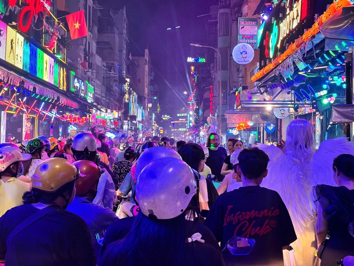 Dịch vụ vẽ hoá trang Halloween bội thu tại phố đi bộ Nguyễn Huệ- Ảnh 12. Dịch vụ vẽ hoá trang Halloween bội thu tại phố đi bộ Nguyễn Huệ- Ảnh 12.