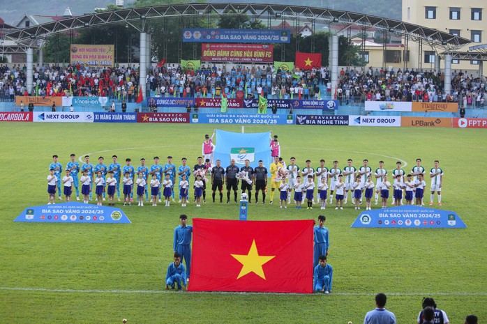 Giải Hạng nhất 2024-2025: Danh thủ kéo khán giả chen kín khán đài- Ảnh 3. Giải Hạng nhất 2024-2025: Danh thủ kéo khán giả chen kín khán đài- Ảnh 3.