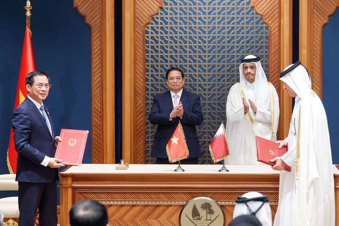 Thủ tướng Phạm Minh Chính và Thủ tướng Nhà nước Qatar chứng kiến lễ ký kết Nghị định thư giữa hai chính phủ sửa đổi Hiệp định về vận chuyển hàng không ký ngày 8-3-2009. Ảnh: NHẬT BẮC Thủ tướng Phạm Minh Chính và Thủ tướng Nhà nước Qatar chứng kiến lễ ký kết Nghị định thư giữa hai chính phủ sửa đổi Hiệp định về vận chuyển hàng không ký ngày 8-3-2009. Ảnh: NHẬT BẮC