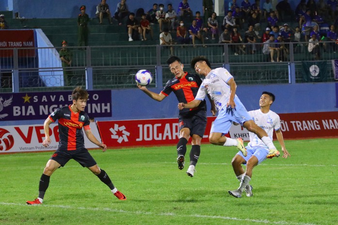 Giải Hạng nhất 2024-2025: Danh thủ kéo khán giả chen kín khán đài- Ảnh 7. Giải Hạng nhất 2024-2025: Danh thủ kéo khán giả chen kín khán đài- Ảnh 7.
