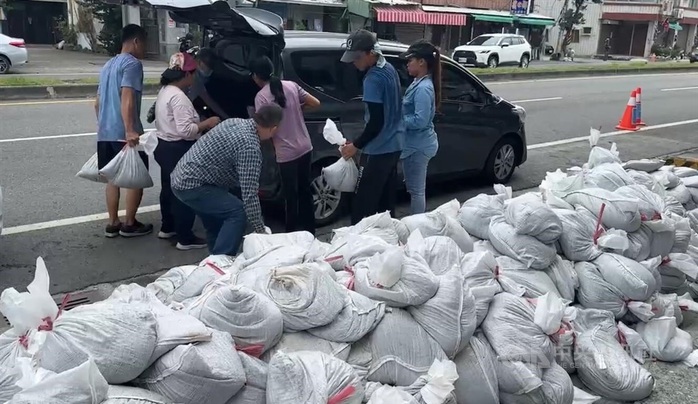 Người dân Đài Loan chuẩn bị tránh bão. Ảnh: CNA Người dân Đài Loan chuẩn bị tránh bão. Ảnh: CNA