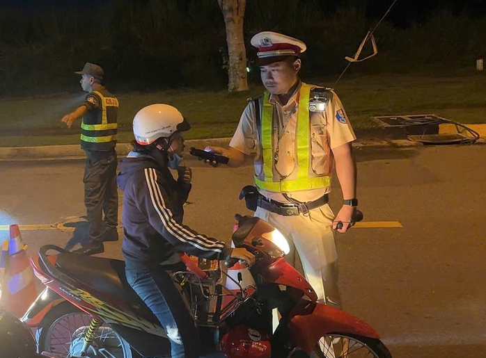 Giật mình với số người vi phạm nồng độ cồn trong 1 tháng ở Bình Dương - Ảnh 1. Giật mình với số người vi phạm nồng độ cồn trong 1 tháng ở Bình Dương - Ảnh 1.