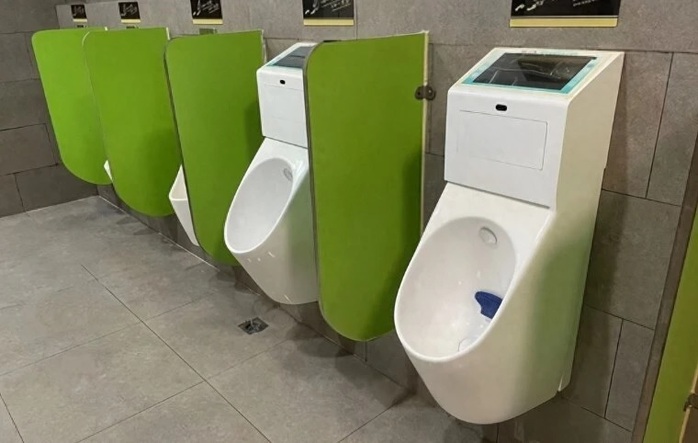 Bồn tiểu thông minh có thêm màn hình. Ảnh: QQ Bồn tiểu thông minh có thêm màn hình. Ảnh: QQ