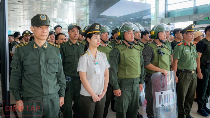 Các lực lượng phối hợp xử lý tình huống nhóm khủng bố bắt cóc con tin. Ảnh: Phan Công Các lực lượng phối hợp xử lý tình huống nhóm khủng bố bắt cóc con tin. Ảnh: Phan Công