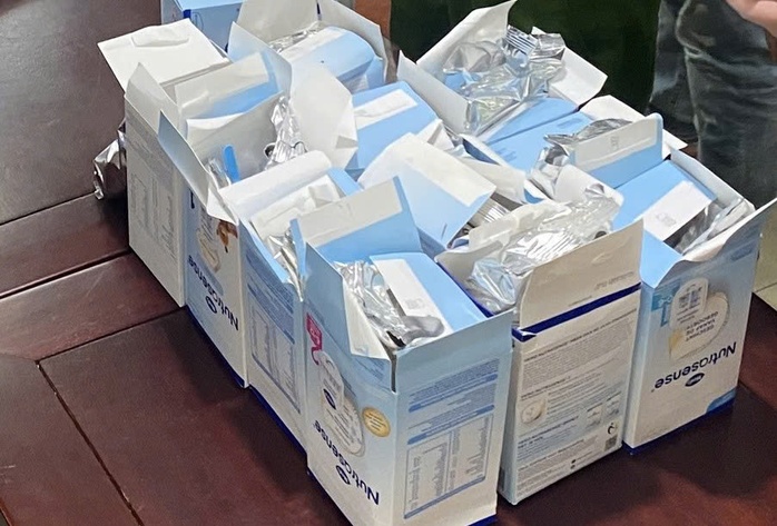 9,3 kg ketamin trong các hộp sữa vào Việt Nam qua đường hàng không- Ảnh 3. 9,3 kg ketamin trong các hộp sữa vào Việt Nam qua đường hàng không- Ảnh 3.