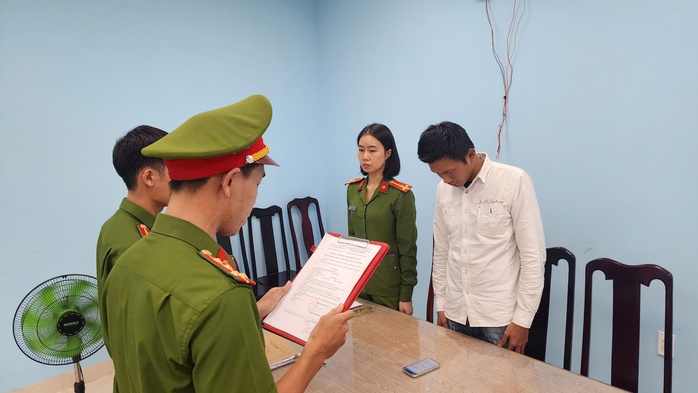 Bắt giữ nam thanh niên lợi dụng bão lụt để lừa bán hàng cứu trợ- Ảnh 2. Bắt giữ nam thanh niên lợi dụng bão lụt để lừa bán hàng cứu trợ- Ảnh 2.
