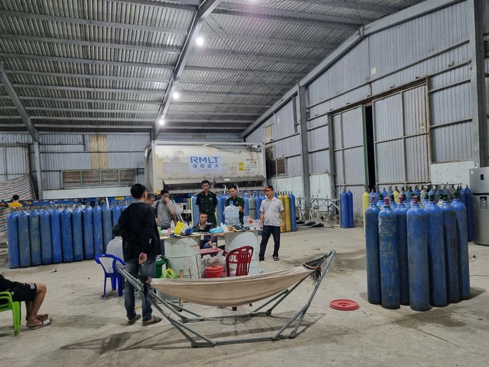 Phát hiện tổng kho khí cười, có cả xe bồn dung tích 22.000 lít- Ảnh 1. Phát hiện tổng kho khí cười, có cả xe bồn dung tích 22.000 lít- Ảnh 1.