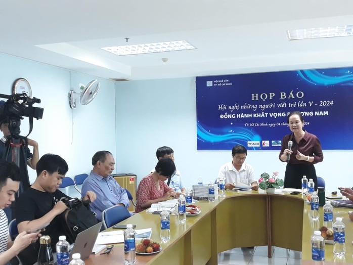 Nguyễn Nhật Ánh, Nguyễn Ngọc Tư cổ vũ người viết trẻ- Ảnh 2. Nguyễn Nhật Ánh, Nguyễn Ngọc Tư cổ vũ người viết trẻ- Ảnh 2.