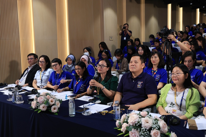 TS. Nguyễn Thị Thu Trang nhận xét các phần thi của thí sinh TS. Nguyễn Thị Thu Trang nhận xét các phần thi của thí sinh