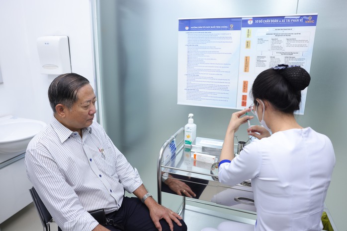 Người lớn tuổi đến VNVC tiêm vắc-xin zona thần kinh khi vừa ra mắt Người lớn tuổi đến VNVC tiêm vắc-xin zona thần kinh khi vừa ra mắt