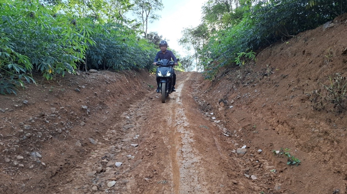 Một trong 5 con đường đi vào khu sản xuất mà ông Ăm Neng cùng bà con tự bỏ tiền san ủi Một trong 5 con đường đi vào khu sản xuất mà ông Ăm Neng cùng bà con tự bỏ tiền san ủi